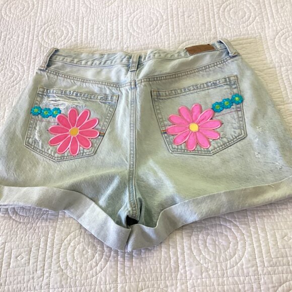 American Eagle Womens Size 6 Embroidered Distressed Denim Shorts Floral Pocket P - Picture 7 of 12